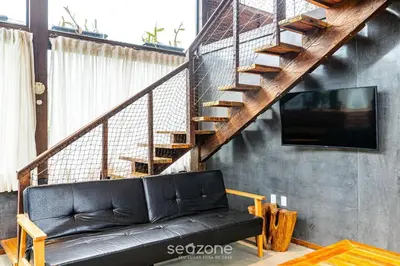 Uma televisão e/ou sistema de entretenimento em Duplex 3Q Churrasq. e Garagem prox a praia EMB686