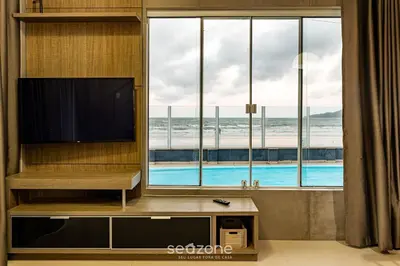 Uma televisão e/ou sistema de entretenimento em Duplex pé na areia com vista deslumbrante RAT001