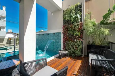 A piscina em ou perto de Lindo Apartamento com 2 suítes e piscina em Bombas 705