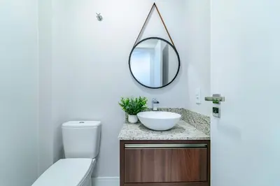 Uma casa de banho em Lindo Apartamento com 2 suítes e piscina em Bombas 705