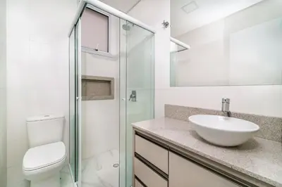 Uma casa de banho em Lindo Apartamento com 2 suítes e piscina em Bombas 705