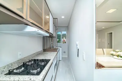 A cozinha ou kitchenette de Lindo Apartamento com 2 suítes e piscina em Bombas 705