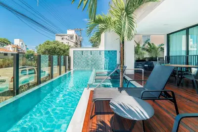 A piscina em ou perto de Lindo Apartamento com 2 suítes e piscina em Bombas 705
