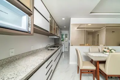 A cozinha ou kitchenette de Lindo Apartamento com 2 suítes e piscina em Bombas 705