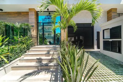 Um jardim no exterior de Lindo Apartamento com 2 suítes e piscina em Bombas 705