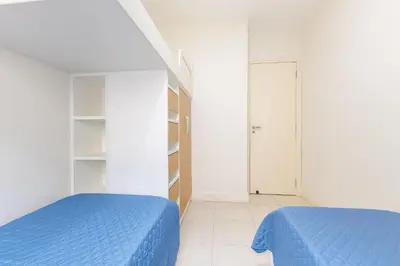 Uma cama ou camas num quarto em Amplo Apartamento a 200m da Praia de Bombas