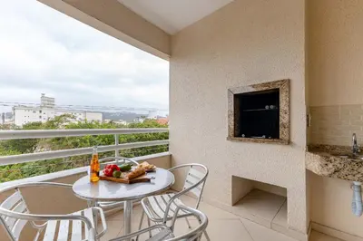 Uma varanda ou terraço em Amplo Apartamento a 200m da Praia de Bombas