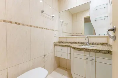 Uma casa de banho em Amplo Apartamento a 200m da Praia de Bombas