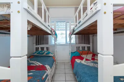 Uma cama ou camas num quarto em CASA COM PISCINA EM MORRINHOS - RUA HORTÊNCIA
