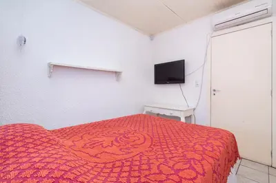 Uma televisão e/ou sistema de entretenimento em CASA COM PISCINA EM MORRINHOS - RUA HORTÊNCIA