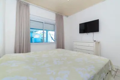 Uma televisão e/ou sistema de entretenimento em CASA COM PISCINA EM MORRINHOS - RUA HORTÊNCIA