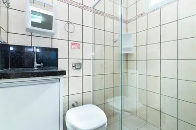 Uma casa de banho em CASA COM PISCINA EM MORRINHOS - RUA HORTÊNCIA