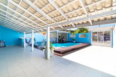 A piscina em ou perto de CASA COM PISCINA EM MORRINHOS - RUA HORTÊNCIA