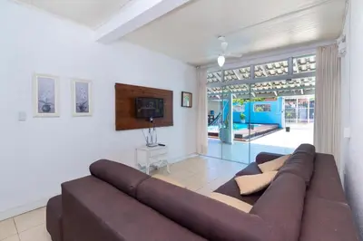 Uma televisão e/ou sistema de entretenimento em CASA COM PISCINA EM MORRINHOS - RUA HORTÊNCIA