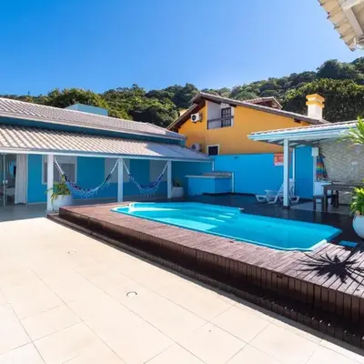 CASA COM PISCINA EM MORRINHOS - RUA HORTÊNCIA