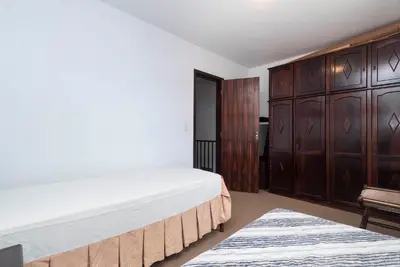 Uma cama ou camas num quarto em APARTAMENTO BEIRA MAR LATERAL NA PRAIA DE MARISCAL 2661