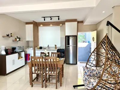 A cozinha ou kitchenette de Loft para locação em Calheiros Governador Celso Ramos