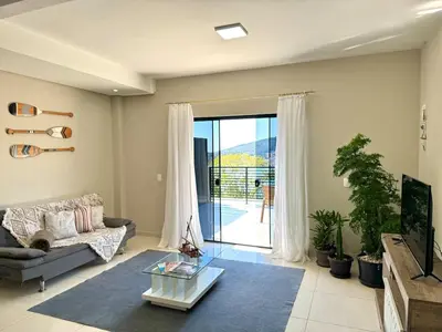 Uma televisão e/ou sistema de entretenimento em Loft para locação em Calheiros Governador Celso Ramos