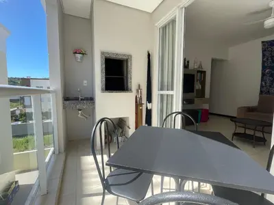 Uma televisão e/ou sistema de entretenimento em Apartamento na Praia de Palmas