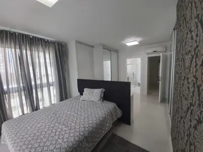 Uma cama ou camas num quarto em Lindo Apartamento com 5 suítes perto do mar! No melhor lugar de Meia Praia