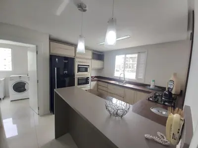 A cozinha ou kitchenette de Lindo Apartamento com 5 suítes perto do mar! No melhor lugar de Meia Praia