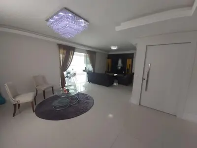 Uma área de estar em Lindo Apartamento com 5 suítes perto do mar! No melhor lugar de Meia Praia