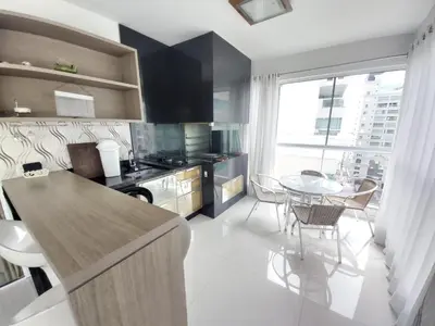 A cozinha ou kitchenette de Lindo Apartamento com 5 suítes perto do mar! No melhor lugar de Meia Praia