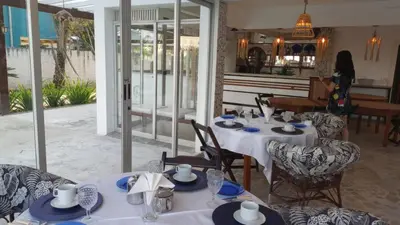 Um restaurante ou outro lugar para comer em Czaritza Apart Hotel