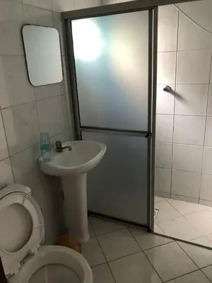 Uma casa de banho em casa praia em bombinhas
