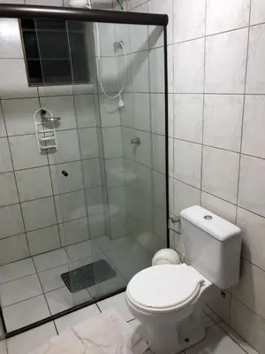 Uma casa de banho em apartamento bombinhas