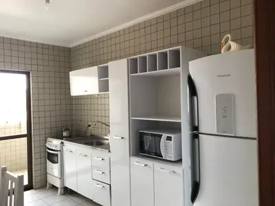 A cozinha ou kitchenette de apartamento bombinhas