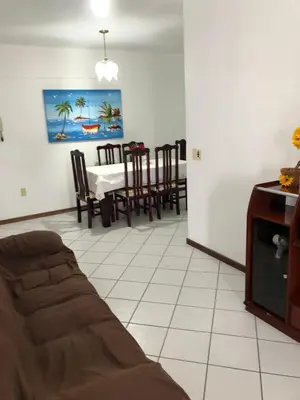 Uma área de estar em apartamento bombinhas