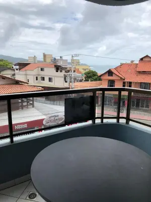 Uma varanda ou terraço em apartamento bombinhas