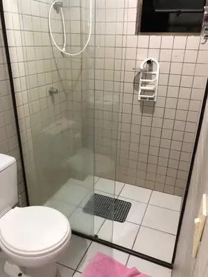Uma casa de banho em apartamento bombinhas