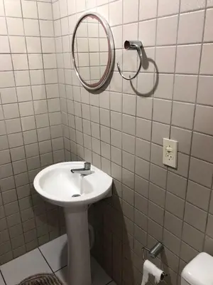 Uma casa de banho em apartamento bombinhas