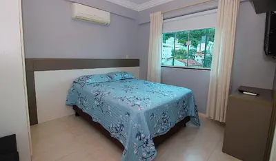 Uma cama ou camas num quarto em 1013 Apartamento para locação em Bombinhas