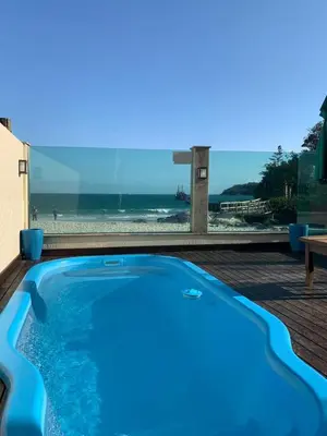 A piscina em ou perto de Triplex pé na areia