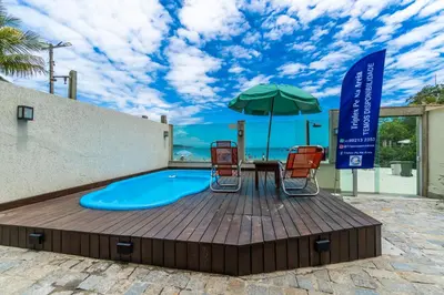 A piscina em ou perto de Triplex pé na areia