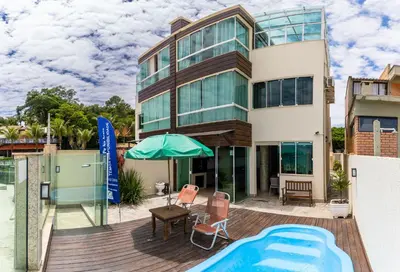 A piscina em ou perto de Triplex pé na areia