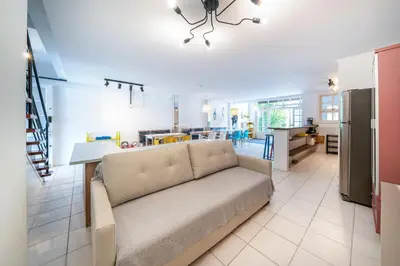 Uma área de estar em Casa familiar na exuberante praia de 4 ilhas.