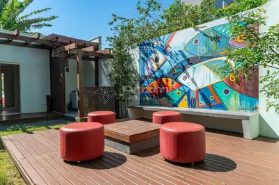 Um jardim no exterior de Casa familiar na exuberante praia de 4 ilhas.