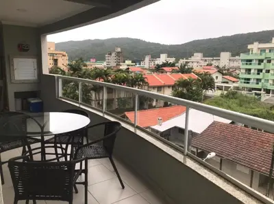 Uma vista geral da montanha ou uma vista da montanha a partir do apartamento