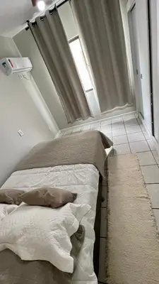 Uma cama ou camas num quarto em Apto Bromélias - Meia Praia
