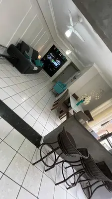 Uma televisão e/ou sistema de entretenimento em Apto Bromélias - Meia Praia