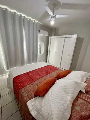 Uma cama ou camas num quarto em Apto Bromélias - Meia Praia