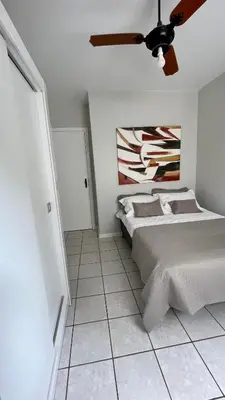 Uma cama ou camas num quarto em Apto Bromélias - Meia Praia