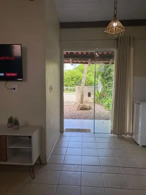 Uma televisão e/ou sistema de entretenimento em Casa entre dois mares - Casa Bege
