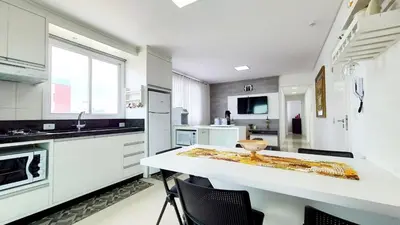 A planta de Residencial Renata - Apartamento completo na Praia de Palmas, a 315 metros do mar, com 3 dormitórios e acomodação para até 8 pessoas.