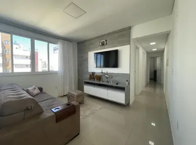 A planta de Residencial Renata - Apartamento completo na Praia de Palmas, a 315 metros do mar, com 3 dormitórios e acomodação para até 8 pessoas.