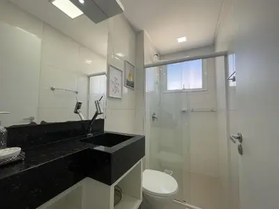 A planta de Residencial Renata - Apartamento completo na Praia de Palmas, a 315 metros do mar, com 3 dormitórios e acomodação para até 8 pessoas.